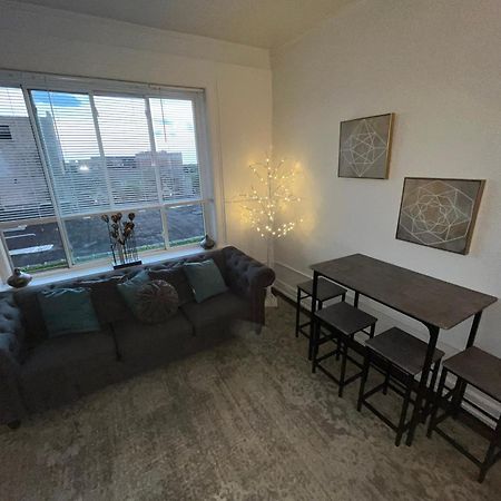 2 Bedroom Stylist Apartment Детройт Экстерьер фото