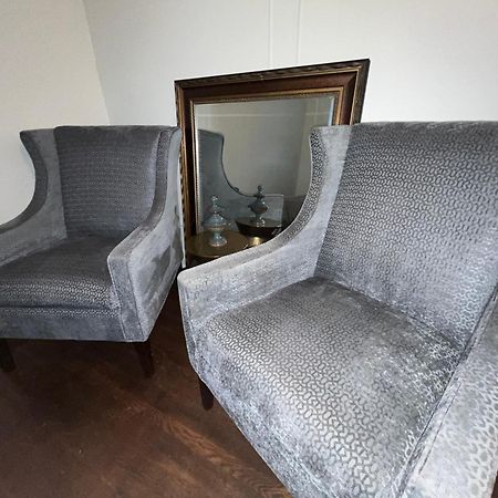 2 Bedroom Stylist Apartment Детройт Экстерьер фото
