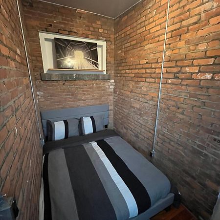 2 Bedroom Stylist Apartment Детройт Экстерьер фото