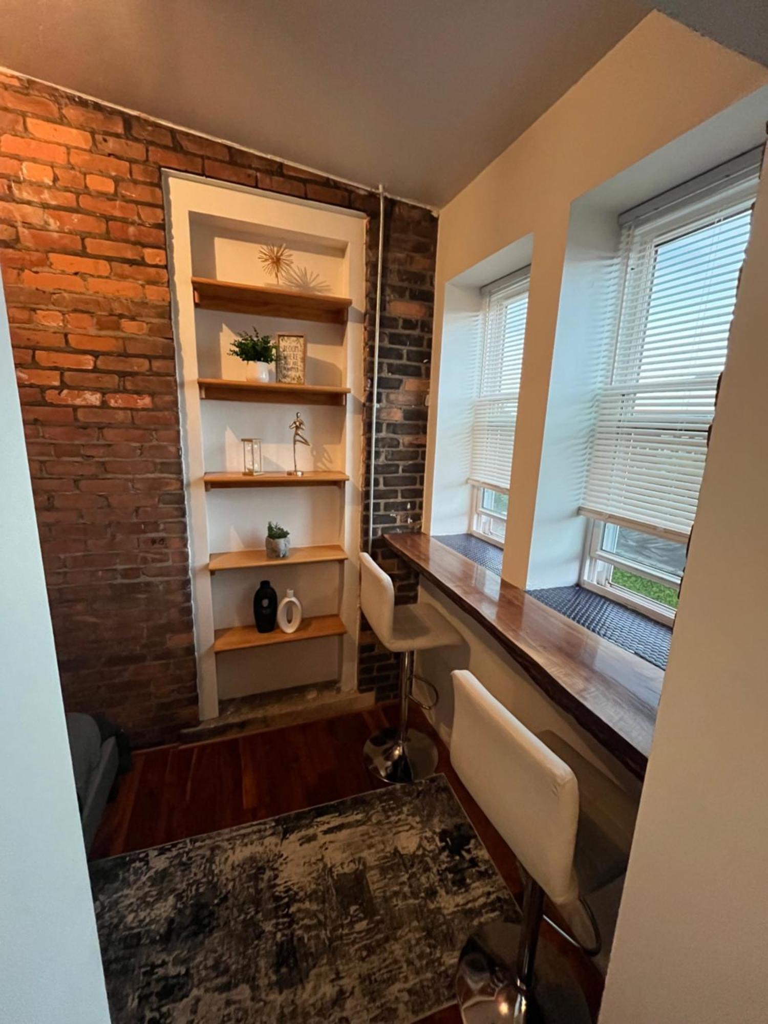 2 Bedroom Stylist Apartment Детройт Экстерьер фото
