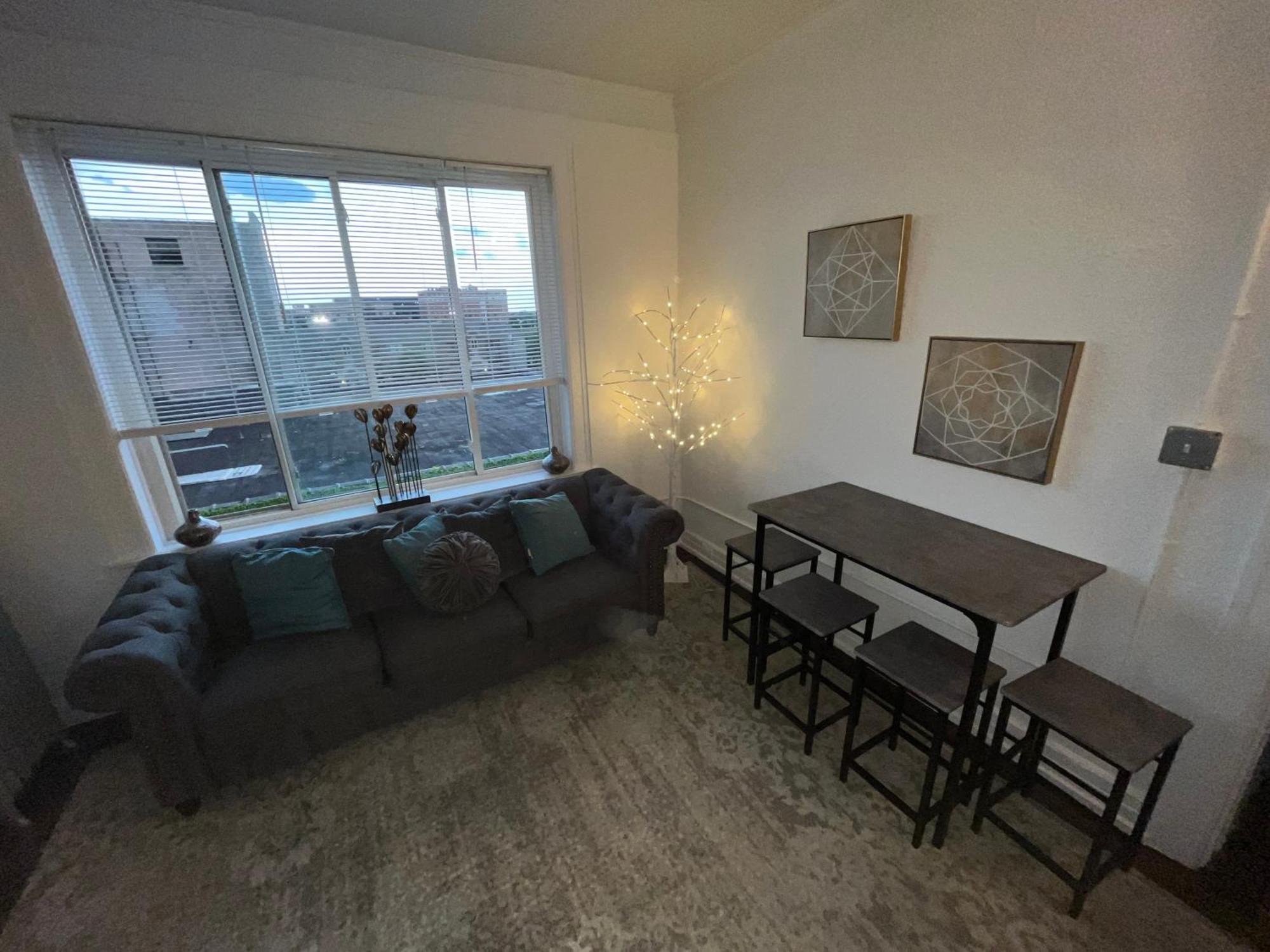 2 Bedroom Stylist Apartment Детройт Экстерьер фото
