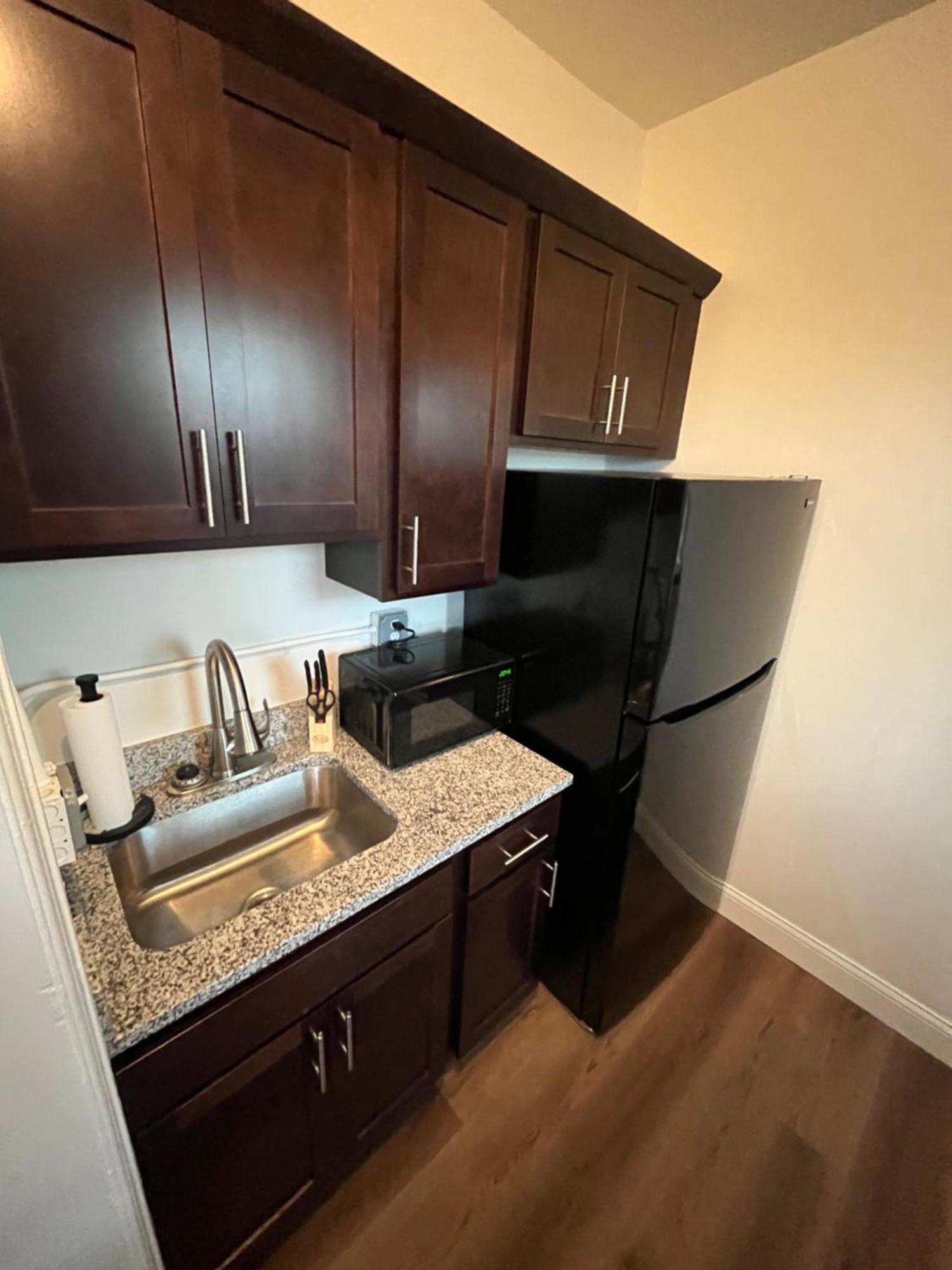 2 Bedroom Stylist Apartment Детройт Экстерьер фото