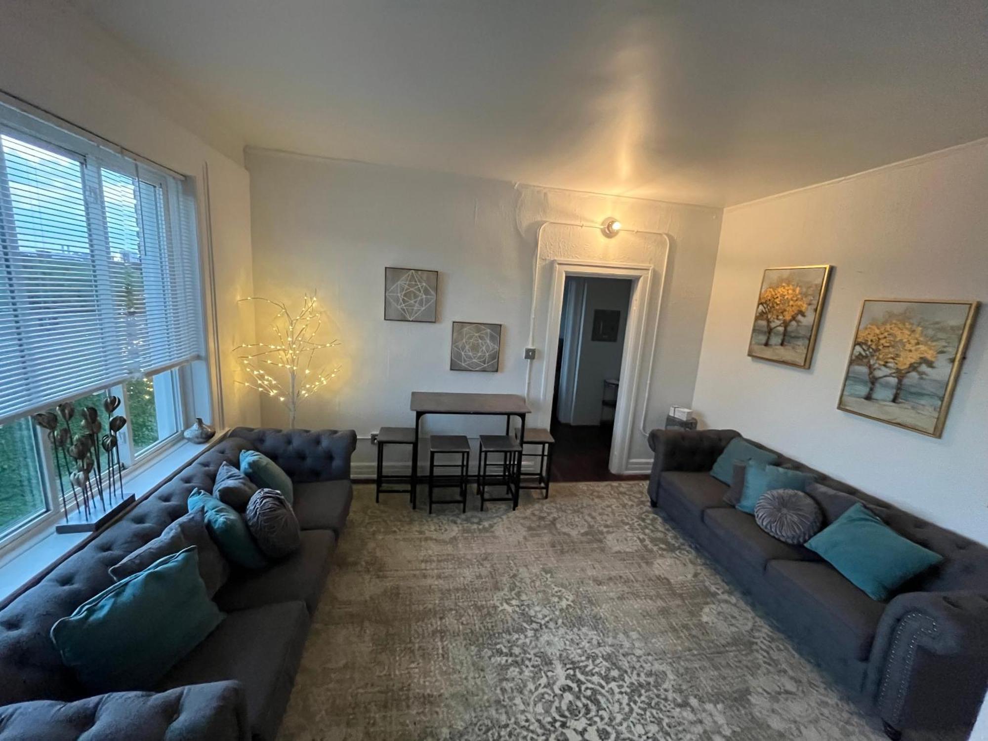 2 Bedroom Stylist Apartment Детройт Экстерьер фото
