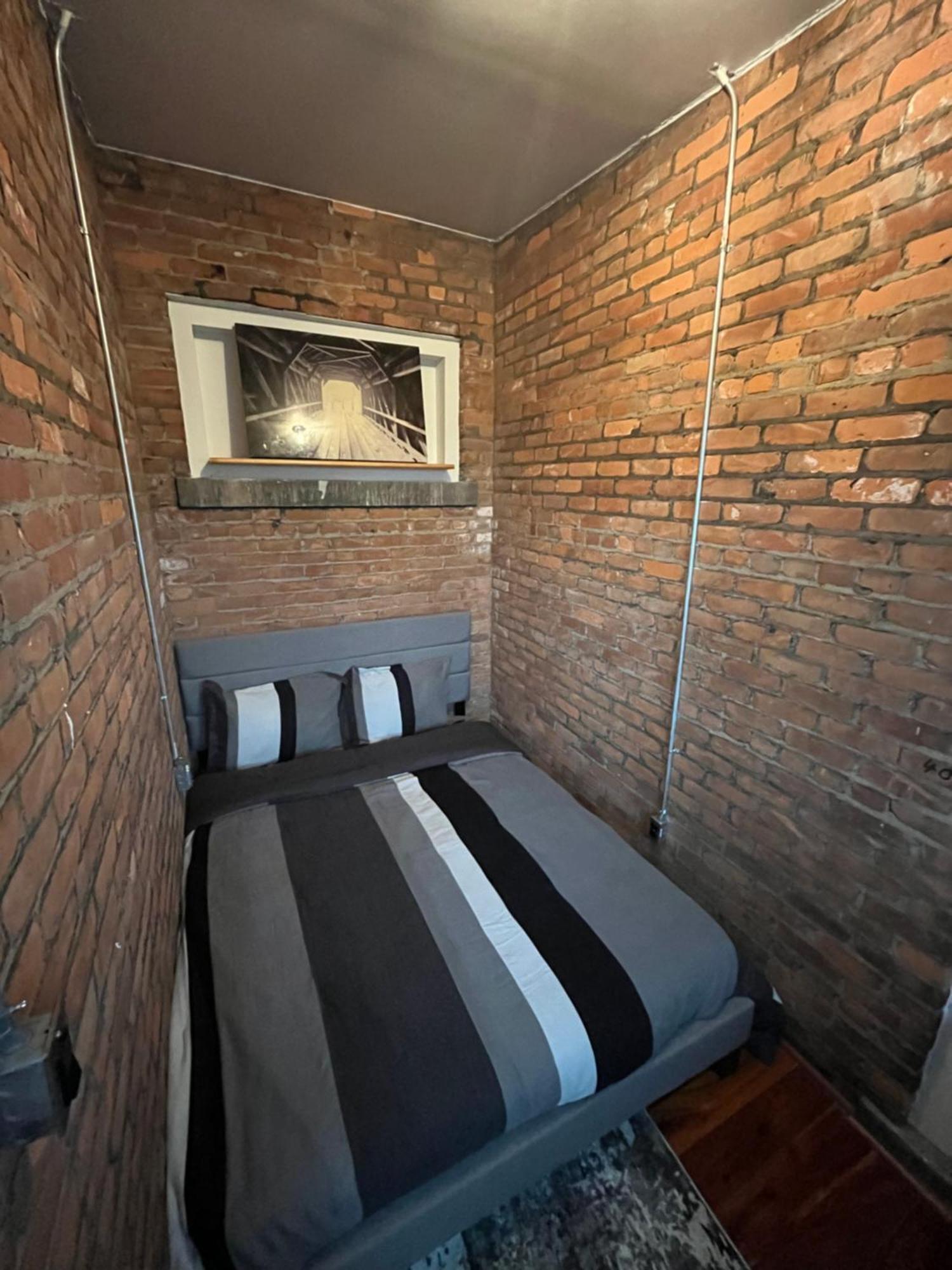 2 Bedroom Stylist Apartment Детройт Экстерьер фото