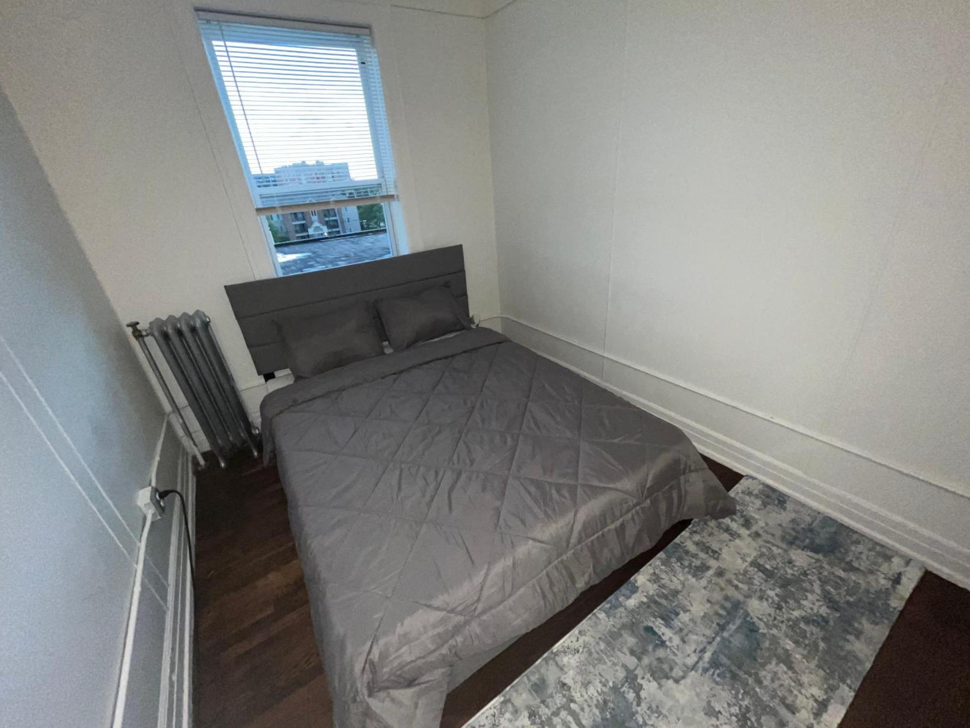 2 Bedroom Stylist Apartment Детройт Экстерьер фото